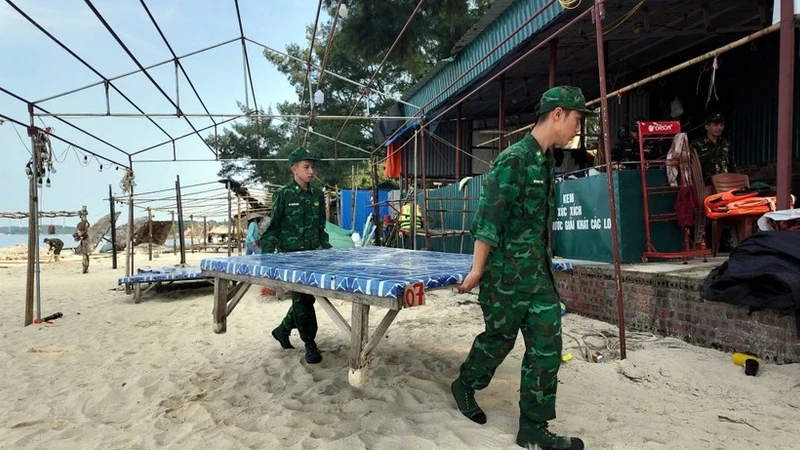 姑苏边防部队帮助群众转移物资到安全地点。
