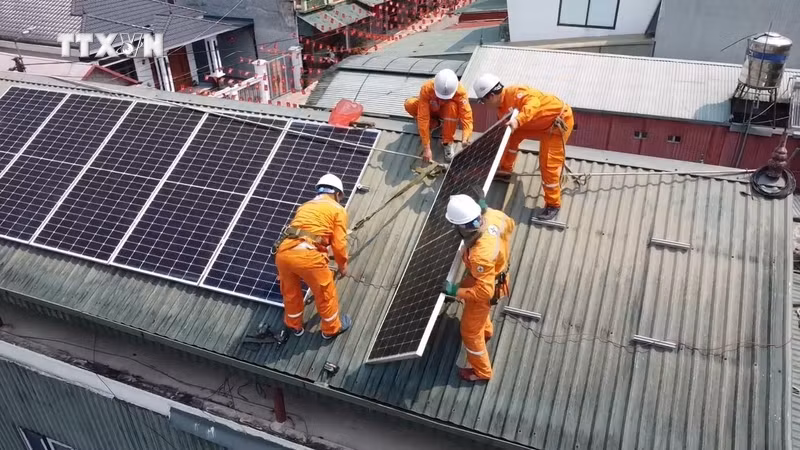 奠边省民众主动使用屋顶太阳能发电。图自越通社
