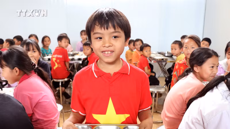宣光省贫困地区的孩子们对能够吃到营养午餐感到十分高兴。图自越通社