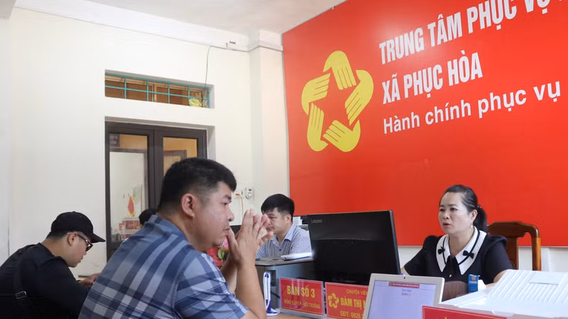 人们来到福和乡公共行政服务中心办理行政手续。图自越通社