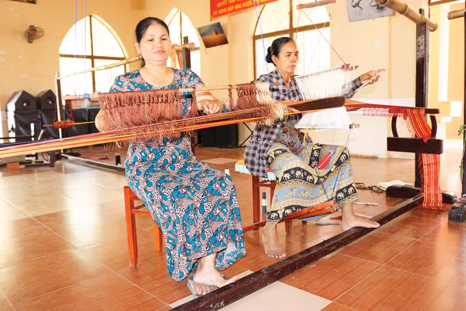10-phụ nữ Chăm-Nguyễn Thành.JPG