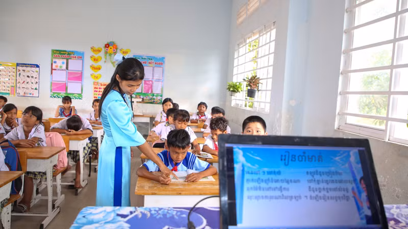 石氏发咖迪老师应用数字化技术，创新教学方法，为西宁边境地区的学生教授高棉语。图自越通社