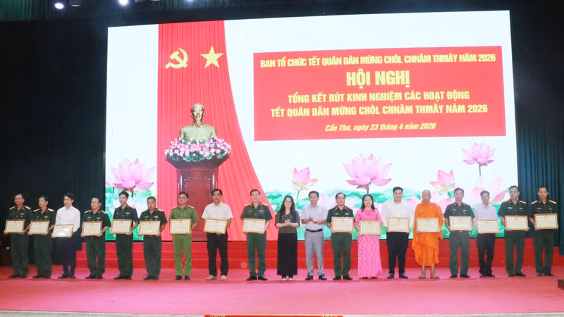 组委会向18个集体和23名个人颁发了芹苴市人民委员会主席的奖状，以表彰他们在当地各项活动中的突出表现。图自越通社