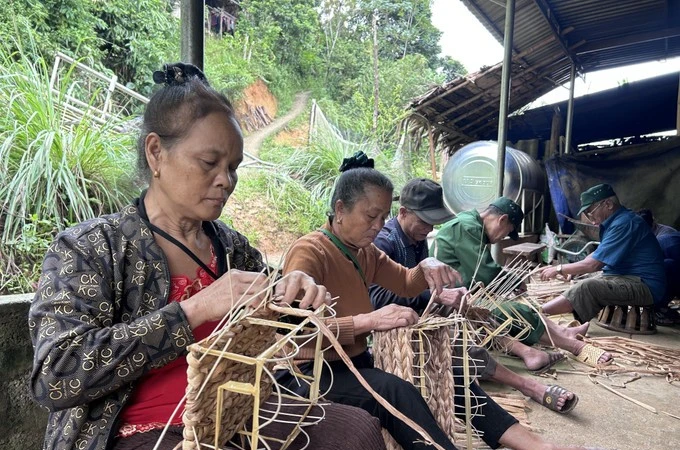 水葫芦编织业有助于留住年轻劳动者，大家聚在一起干活、聊天，将增强社区凝聚力。图自越通社