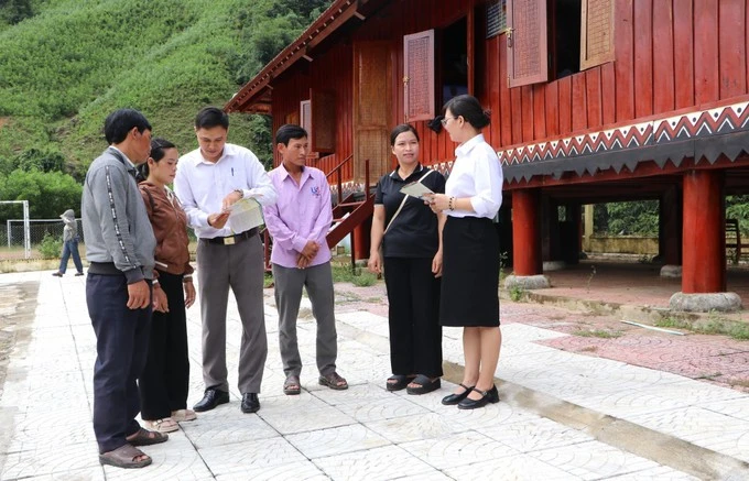 广义省一号国家法律援助中心干部向少数民族地区群众宣传、讲解法律援助知识。图自越通社