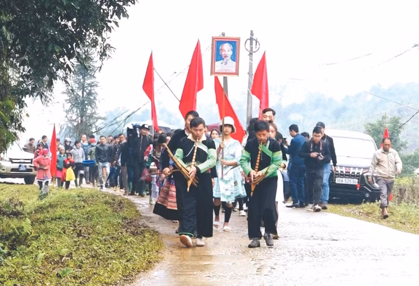 赫蒙族同胞端着祭品前往神圣的森林里举行林神祭祀仪式
