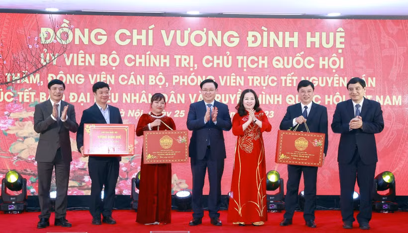 国会主席王廷惠探访越南国会人民代表报与国会电视台