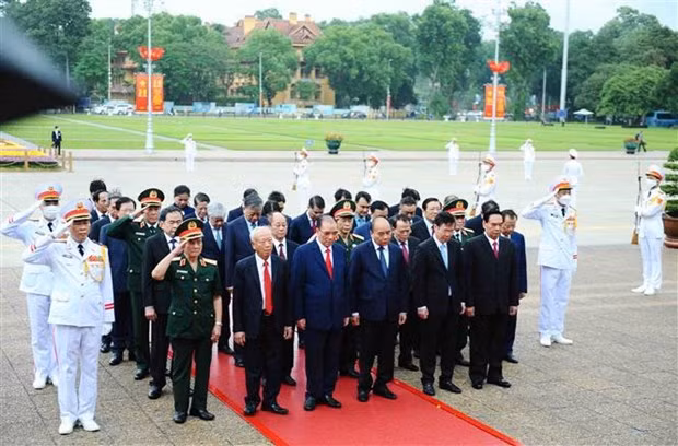 越南国庆77周年：党和国家领导入陵瞻仰胡志明主席遗容