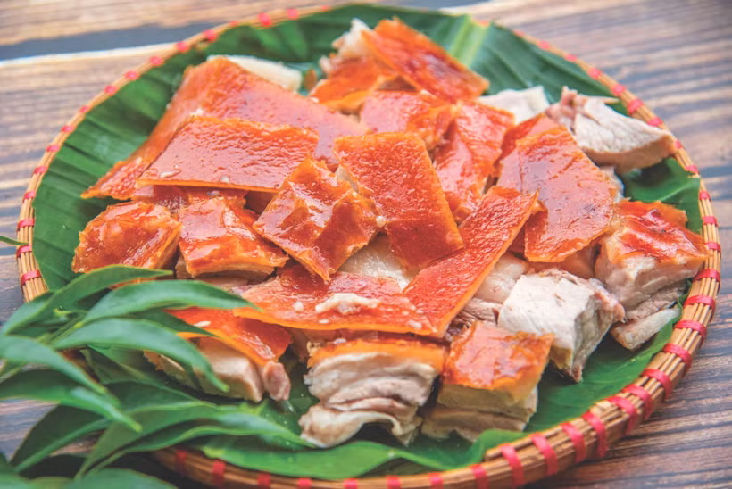 谅山省的烤猪肉之所以如此美味，是因为这道美食使用多种香料，其中主要的调味料是山黄皮叶，为谅山烤猪带来独特风味