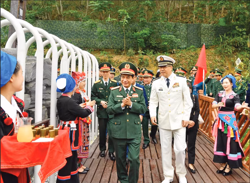 在越中第八次边境国防友好交流活动框架内，2024年4月12日，越南国防部部长潘文江一行造访中国云南省红河州八条半村