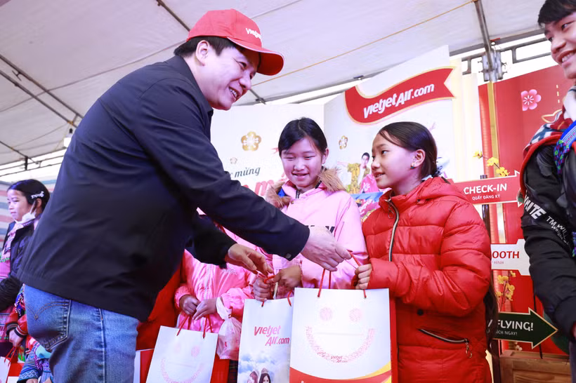 越捷在春节即将到来之际向山区少数民族同胞送温暖