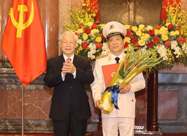 越共中央总书记、国家主席阮富仲向公安部副部长授予上将军衔的命令状