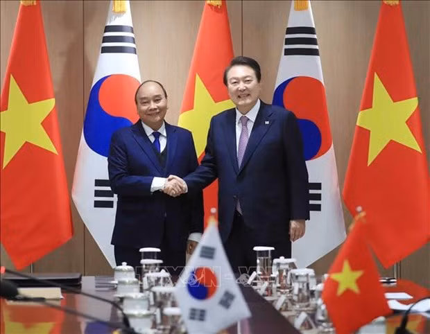 越南国家主席阮春福与韩国总统尹锡悦举行会谈