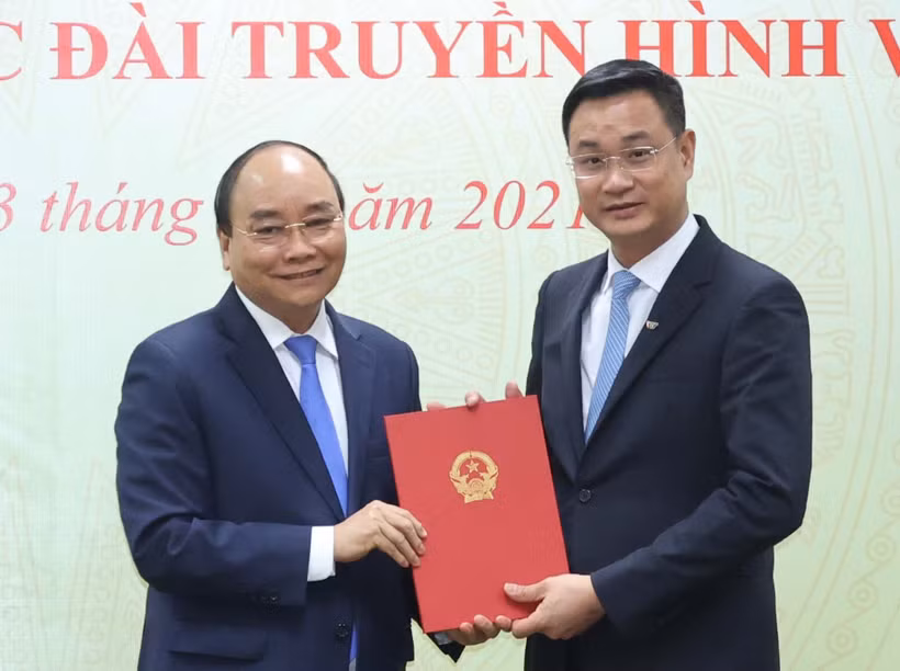 阮春福向越南电视台新台长颁发任命书
