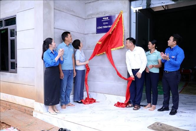越通社社长武越庄(左三)率工作团在宣光省新潮乡主持越通社援建的住房落成仪式。 nha1-28625.jpg