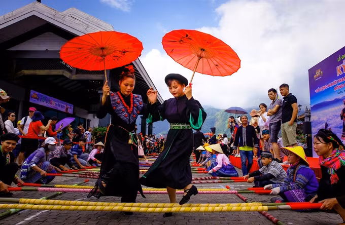 11082019091720236potal-lao-caihon-6000-nguoi-tham-gia-xac-lap-ky-luc-nhay-sap-tai-fansipan-175527453-4014923.jpg