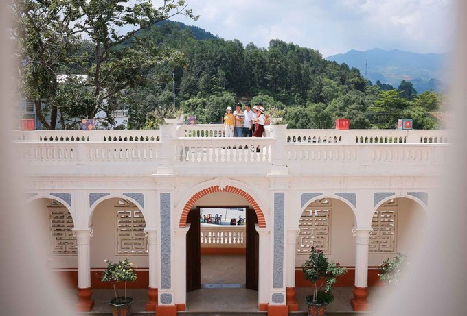 宽敞的走廊连接府邸各部分。 hoang-a-tuong-3.jpg