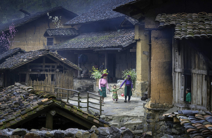 赫蒙族在土墙屋的日常生活。 potal-nha-trinh-tuong-di-san-van-hoa-nguoi-mong-o-ha-giang-7925306.jpg