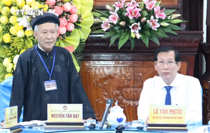 vna-potal-lanh-dao-tinh-an-giang-tham-chuc-mung-dai-le-ky-niem-87-nam-ngay-khai-sang-dao-phat-giao-hoa-hao-8845831.jpg