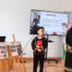 得乐省邦美蜀市埃高坊（Ea Kao）泰番小学的学生们兴致盎然地参加一堂应用人工智能教学的课程。图自越通社