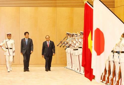 政府总理阮春福与日本首相安倍晋三举行会谈