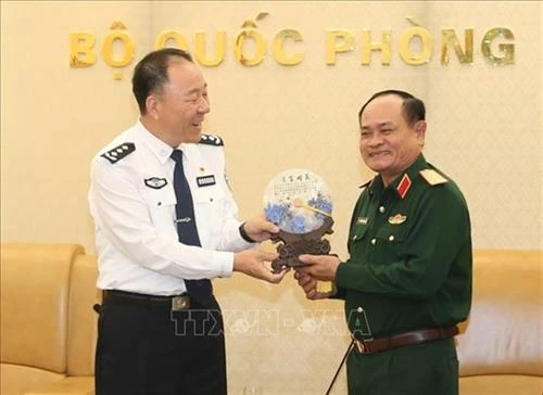 越南人民军副总参谋长阮方南会见中国移民管理局代表团