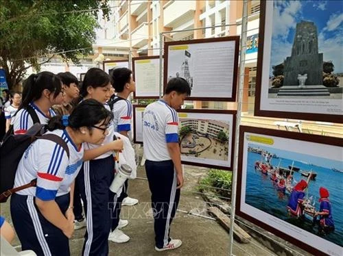 “黄沙和长沙归属越南——历史证据和法律依据”地图资料展在隆安省举行