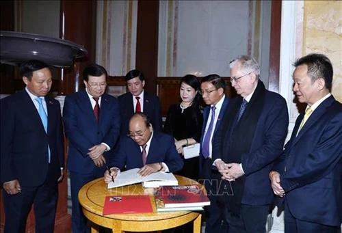 越南政府总理阮春福造访俄罗斯圣彼得堡