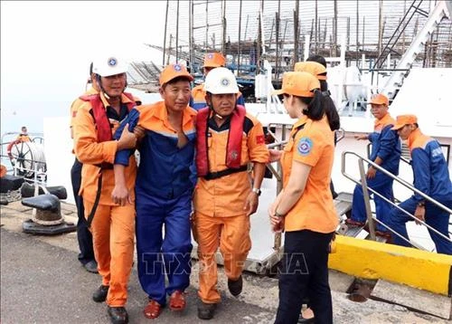 QNa 90129 TS号渔船海上遇险情 越南海上搜救力量及时出动52名船员全部获救