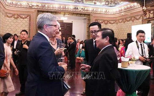 胡志明市领导春节前与各国驻胡志明市代表机构代表会面