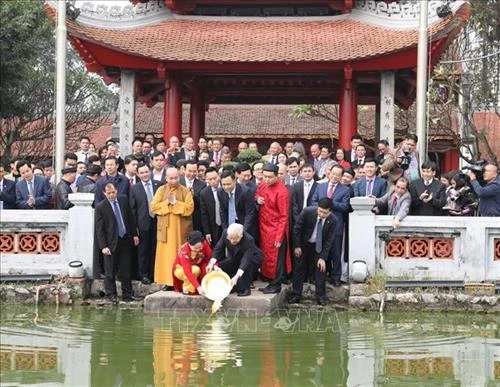 阮富仲同旅外越侨放鱼送灶神上天