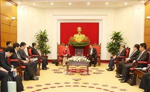 越共中央组织部部长范明正会见日本内阁总务大臣高市早苗