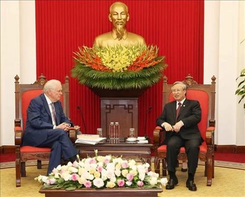 陈国旺会见哈佛大学越南项目主任托马斯·瓦勒利
