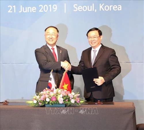 越韩副总理级经济合作对话第一次会议在首尔召开