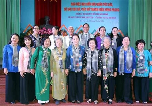 国会主席阮氏金银出席长发军、秋河部队和前女先锋青年代表的见面会