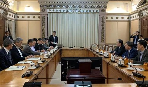 胡志明市领导会见日本熊本县八代市市长中村宽一行