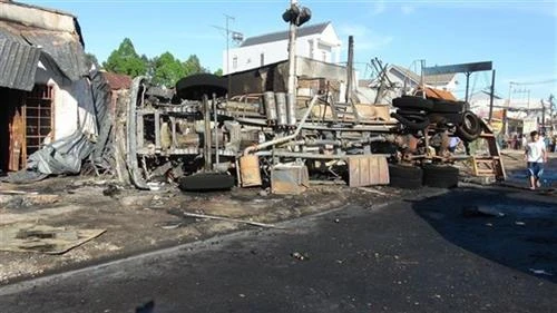 越南平福省一辆油罐车着火致6人死亡15间房屋烧毁