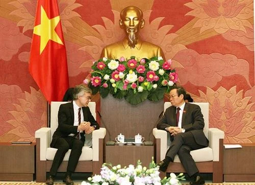 国会副主席冯国显会见亚太国际葡萄酒与烈酒联盟主席