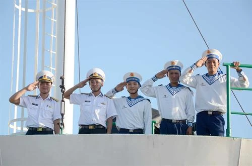 向长沙群岛驻岛官兵和居民送年货