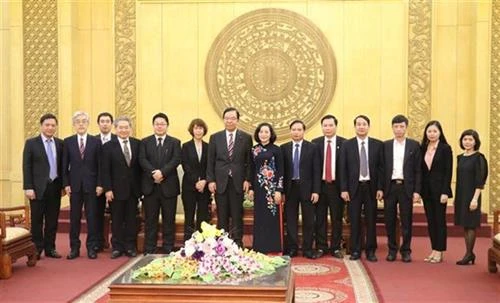 日本共产党代表团赴宁平省考察