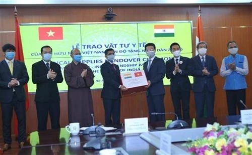 越南与印度友好协会向印度人民捐赠10万只抗菌口罩