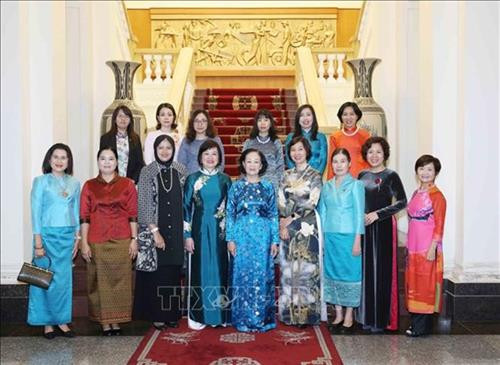 越共中央民运部部长张氏梅会见东盟妇女小组