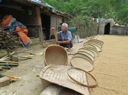 恢复传统竹编业 帮助少数民族同胞提高经济收入