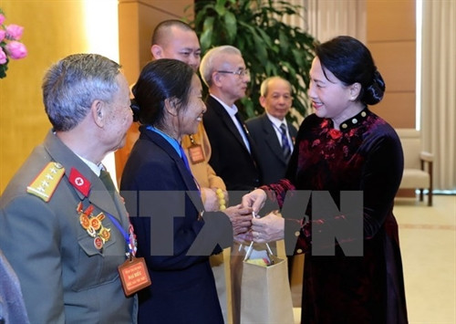 越南国会主席阮氏金银会见清化省模范公民及模范集体代表团