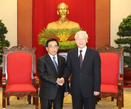 越共中央总书记阮富仲会见老挝党、国家高级代表团