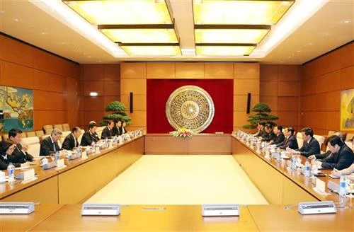 越共中央组织部部长范明正会见日本首相特使