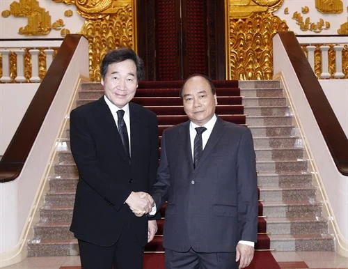 越南政府总理阮春福会见韩国总理李洛渊