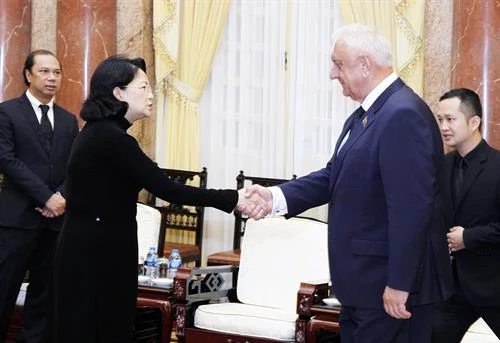 越南国家代主席邓氏玉盛会见白俄罗斯上议院议长米亚斯尼科维奇