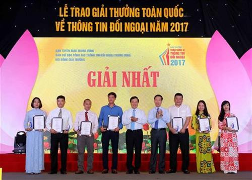2017年全国对外新闻奖颁奖仪式在河内举行 67件最佳作品获奖