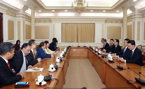 胡志明领导会见马来西亚政府原产业部部长郭素沁